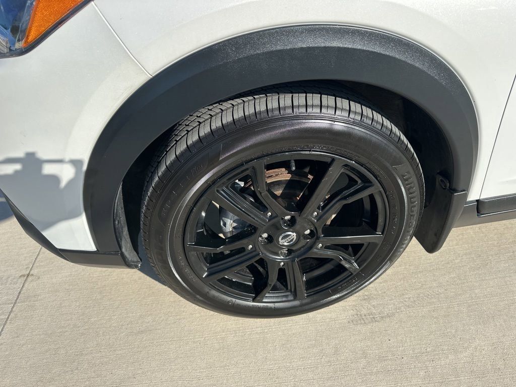 2020 Aspen White/Super Black Nissan Kicks SR FWD SUV