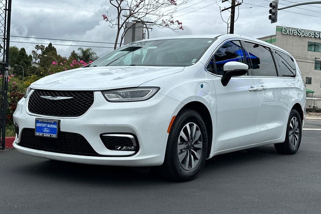 2023 Chrysler Pacifica Hybrid Touring L photo