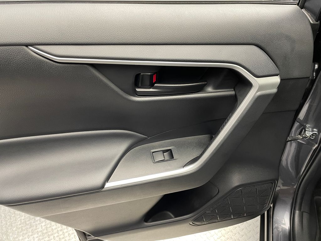 2023 Toyota RAV4 LE 32