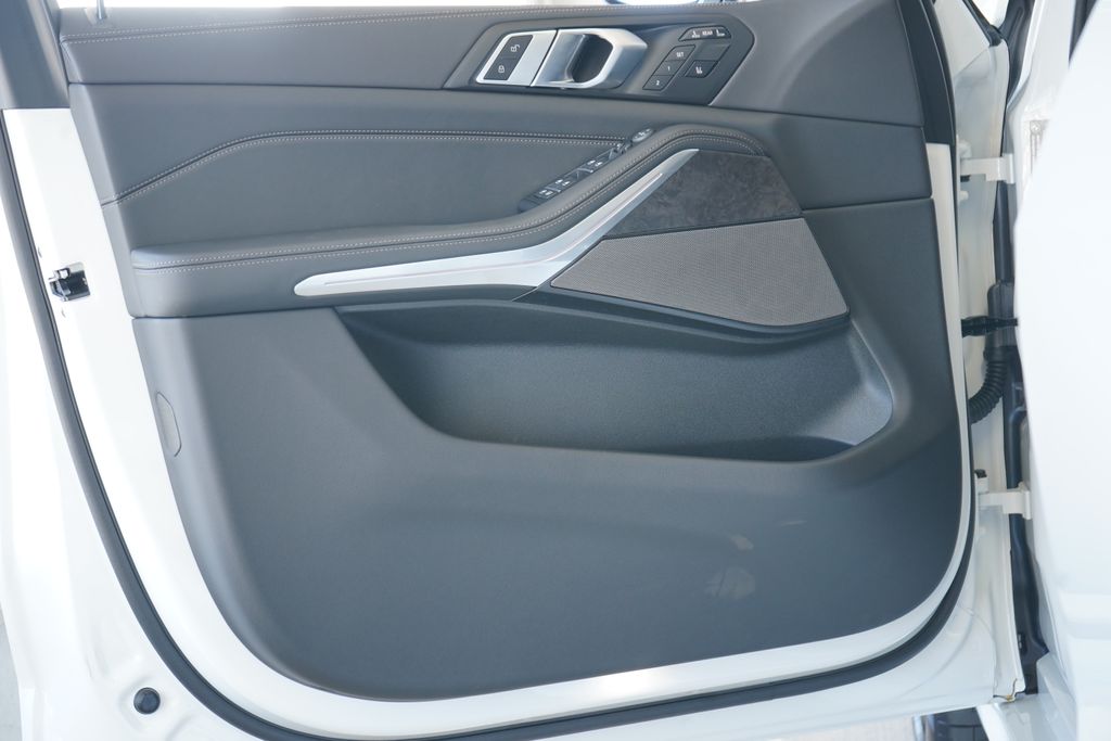 Thumbnail: 2026 BMW X7 - 10