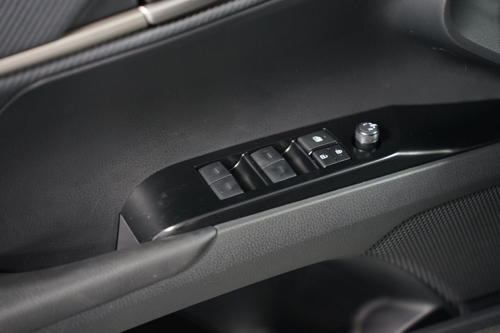 2025 Toyota Camry SE 32
