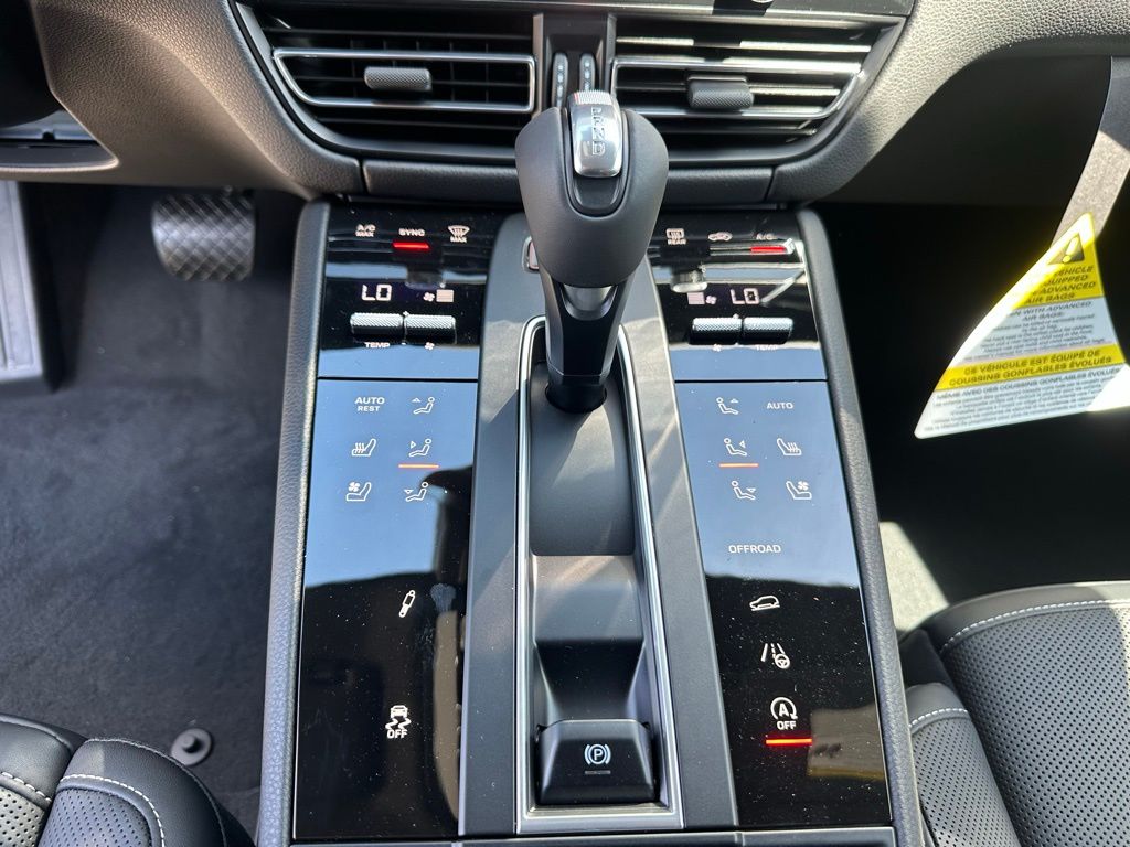 Thumbnail: 2025 Porsche Macan - 23