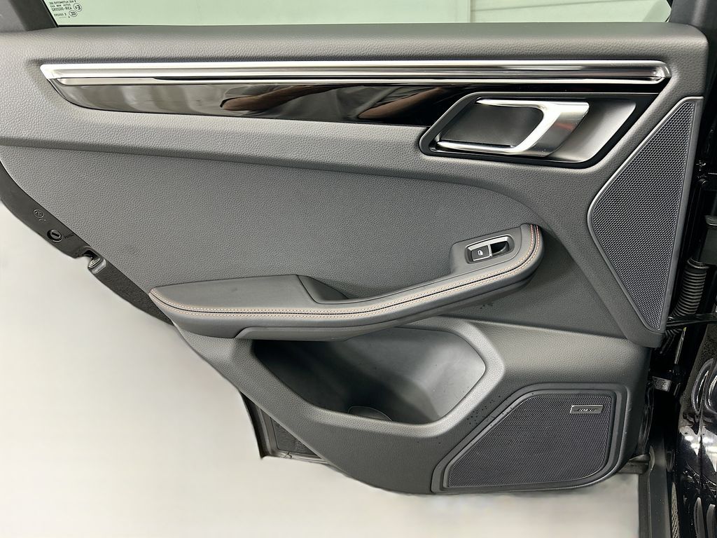 Thumbnail: 2025 Porsche Macan - 27