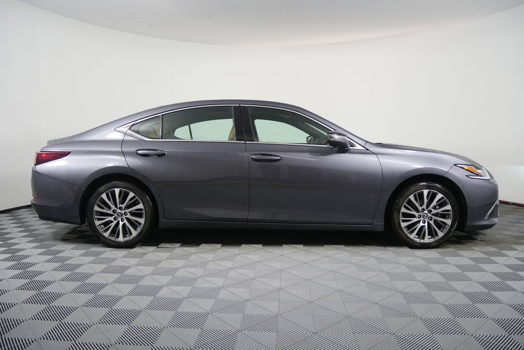 Thumbnail: 2019 Lexus ES - 2