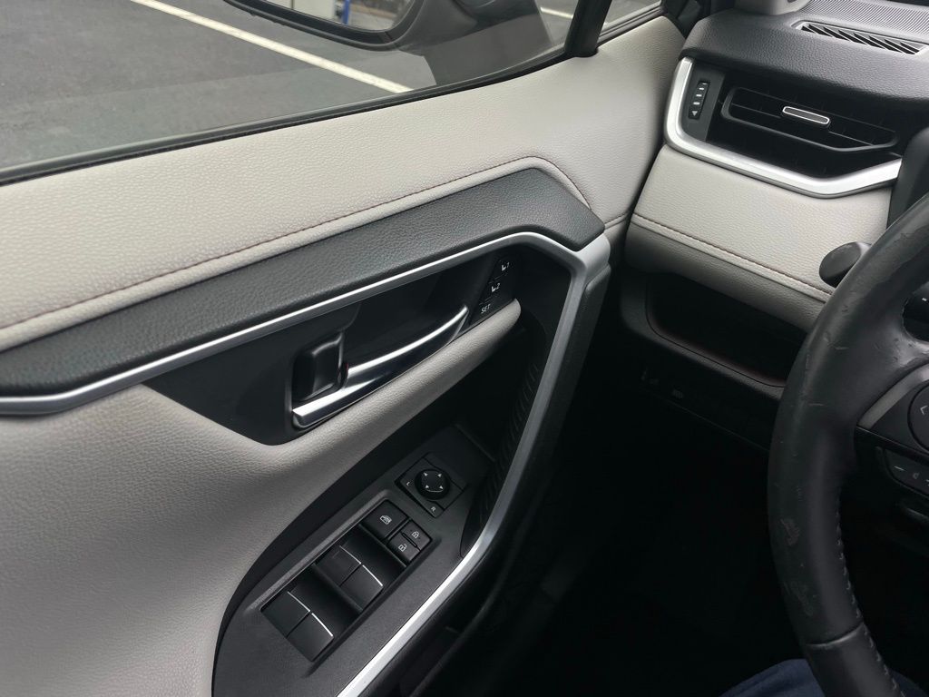 Thumbnail: 2020 Toyota RAV4 - 24