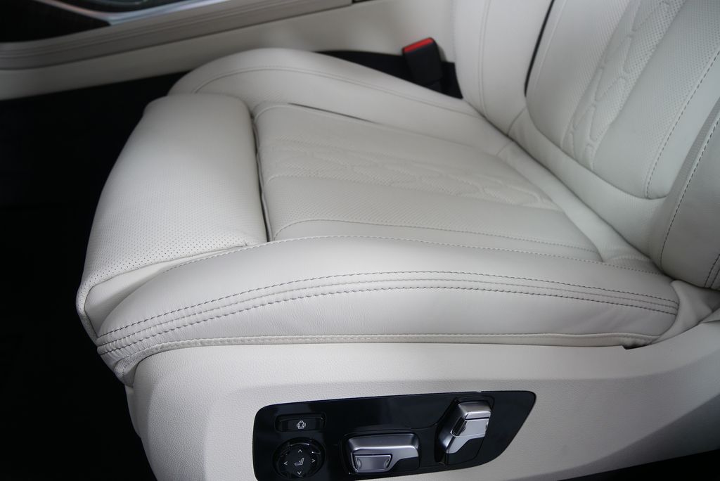 Thumbnail: 2026 BMW X7 - 9