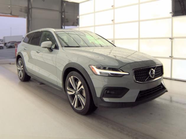 2025 Volvo V60 Cross Country B5 Plus