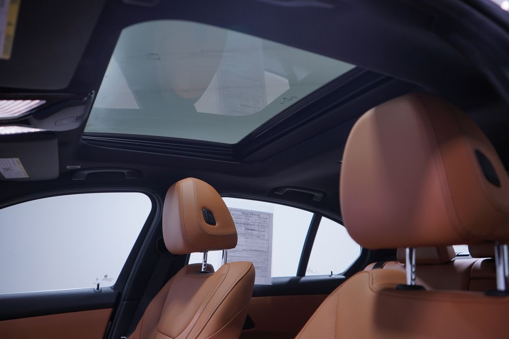 Thumbnail: 2024 BMW 3 Series - 8