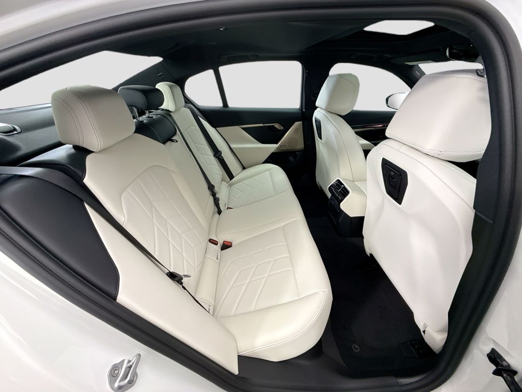 Thumbnail: 2026 BMW i5 - 21