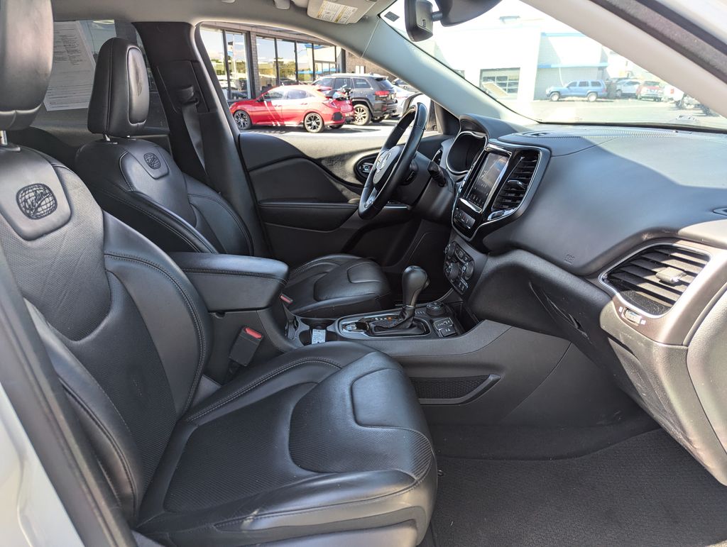 2019 Jeep Cherokee Overland 37