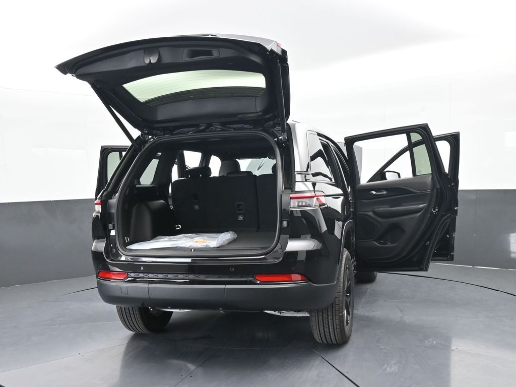 New 2025 Diamond Black Crystal Pearlcoat Jeep Laredo image 59