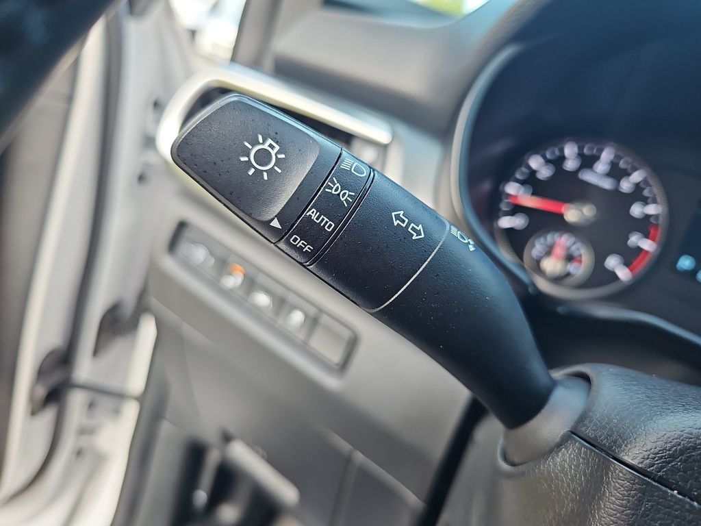 Used 2022 White Kia S image 27