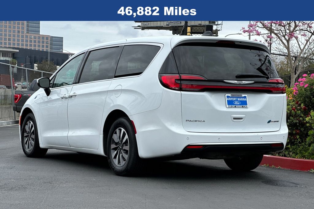 2023 Chrysler Pacifica Hybrid Touring L photo