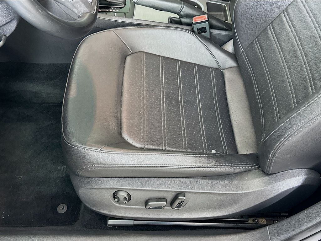 2014 Volkswagen Passat SE 19