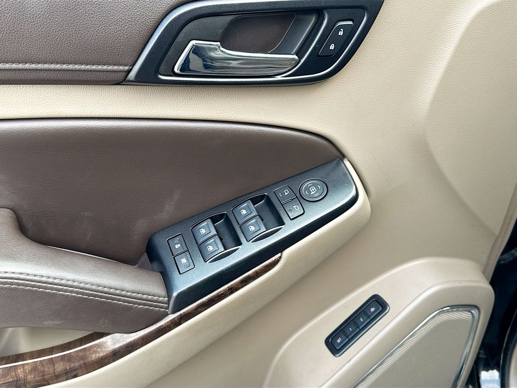 2019 Chevrolet Suburban LT - Photo 16