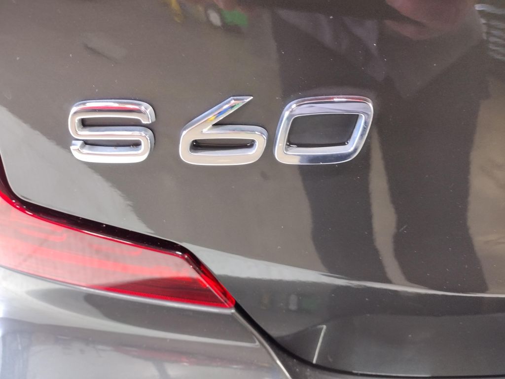 2021 Volvo S60 T6 Momentum