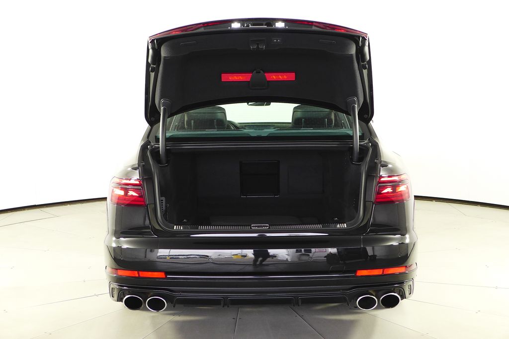 Thumbnail: 2022 Audi S8 - 10