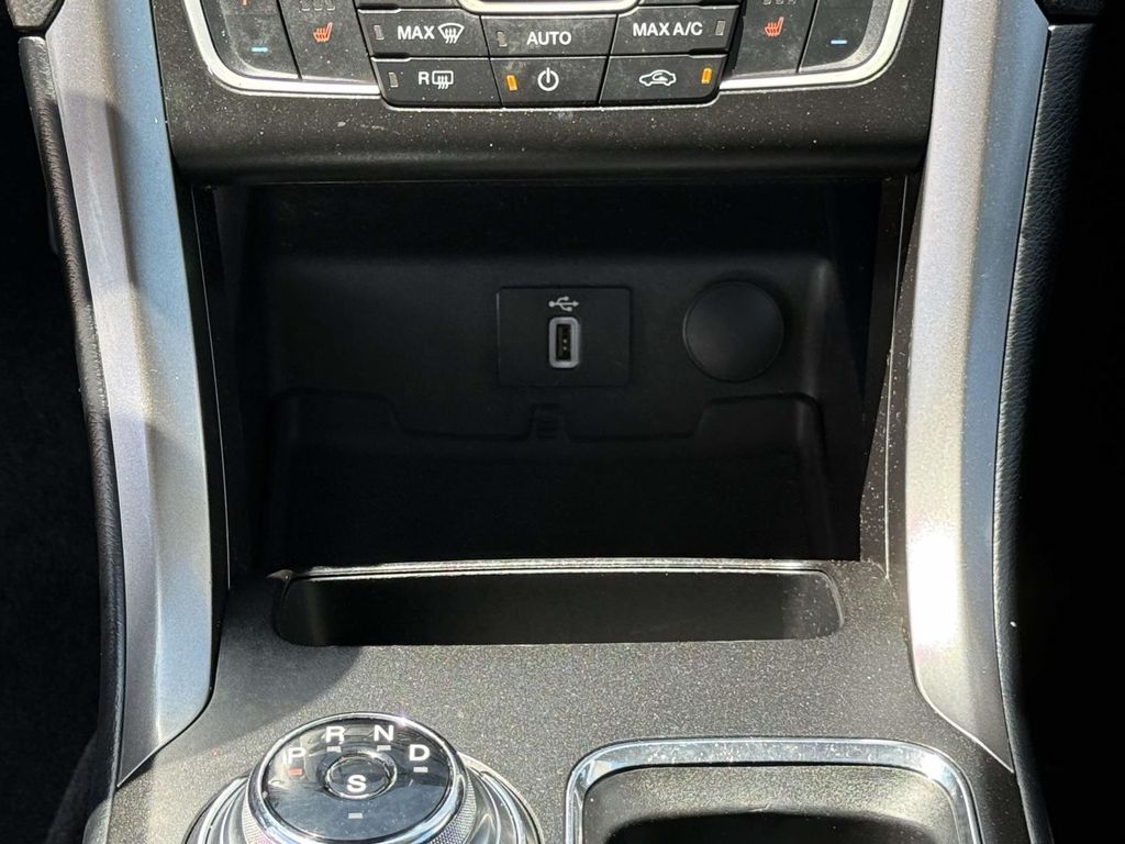 Used 2018 Black Ford SE image 22