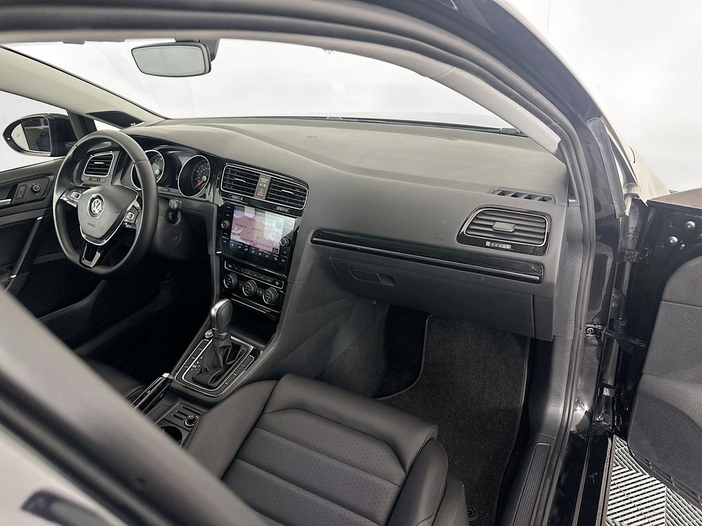 Thumbnail: 2018 Volkswagen e-Golf - 30