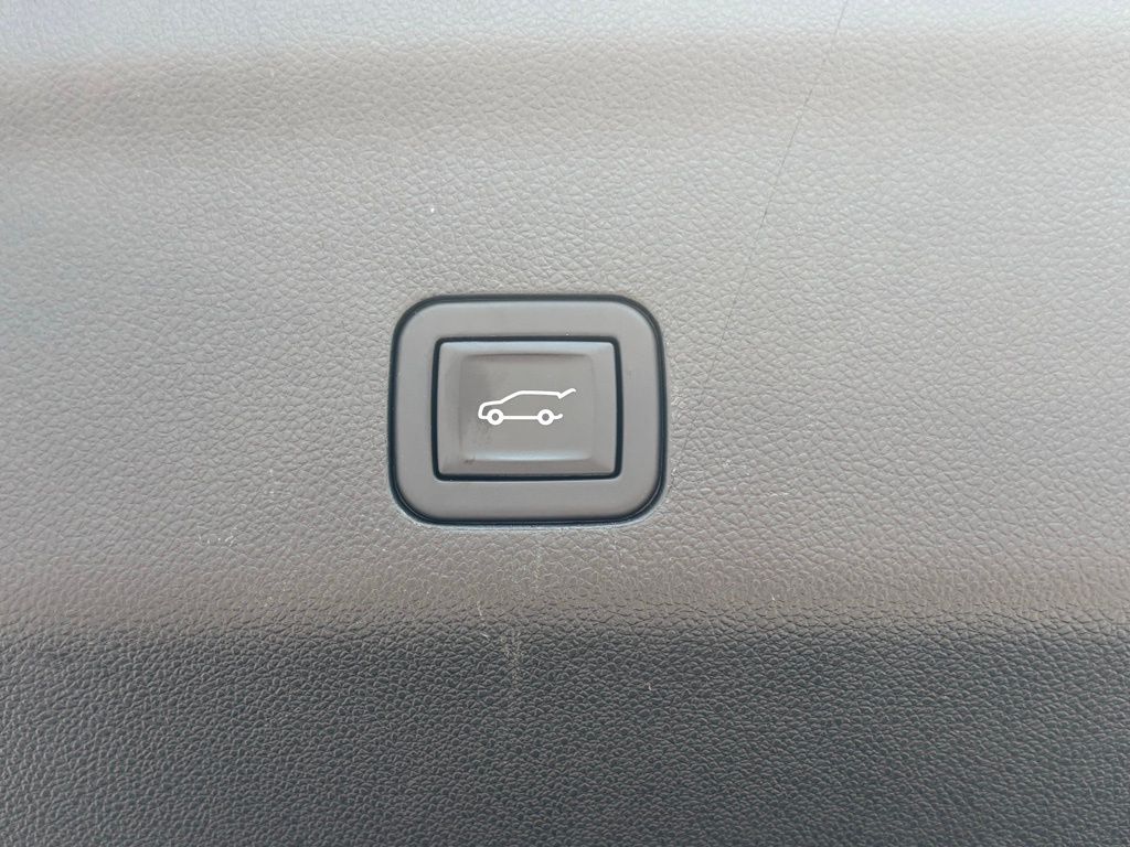 2023 Chevrolet Suburban Premier photo