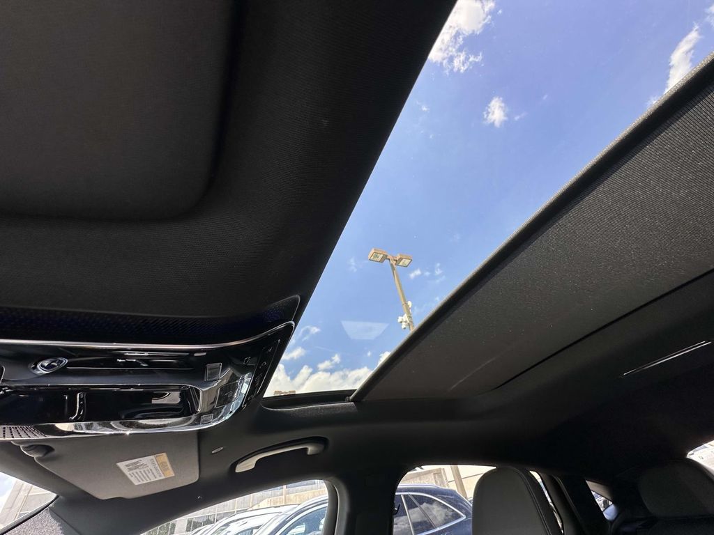 2025 Mercedes-Benz GLC 300 11