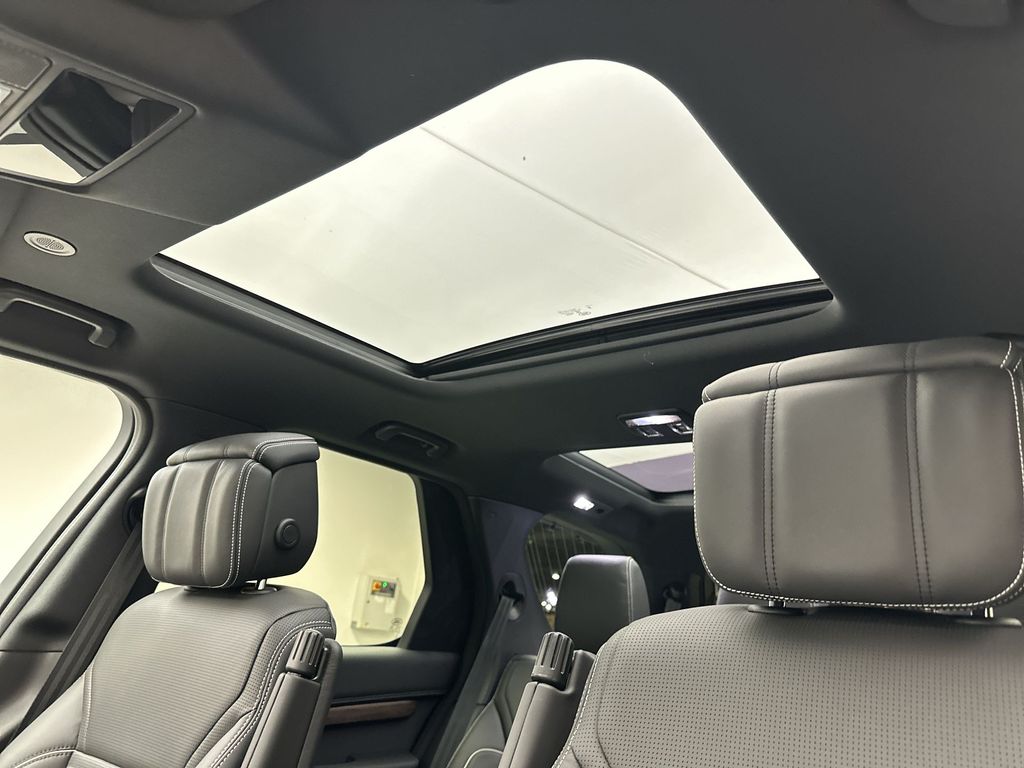 2024 Land Rover Discovery Dynamic SE 16
