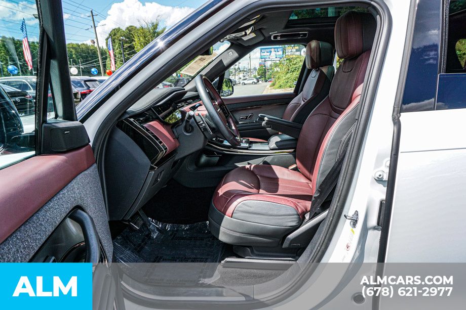 Used 2023 White Land Rover SE Dynamic image 18