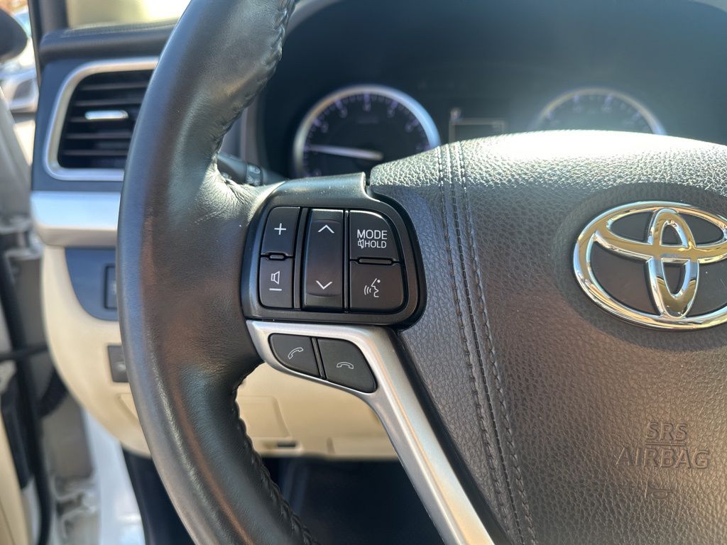 Used Car 2019 Toyota Highlander  Xle For Sale Under $25,000 In Austin, Texas