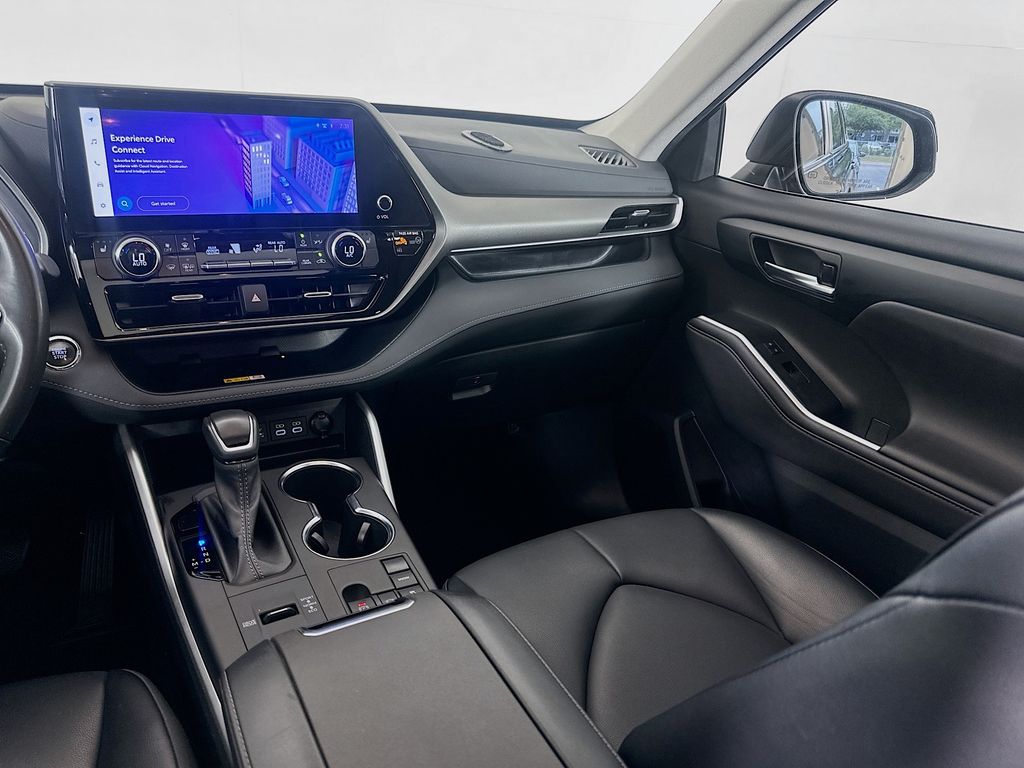 Thumbnail: 2023 Toyota Highlander - 24