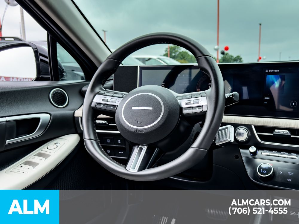 Used 2025 Black Hyundai SEL image 18