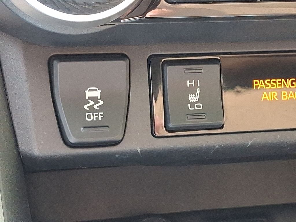 2021 Toyota RAV4 XLE 23