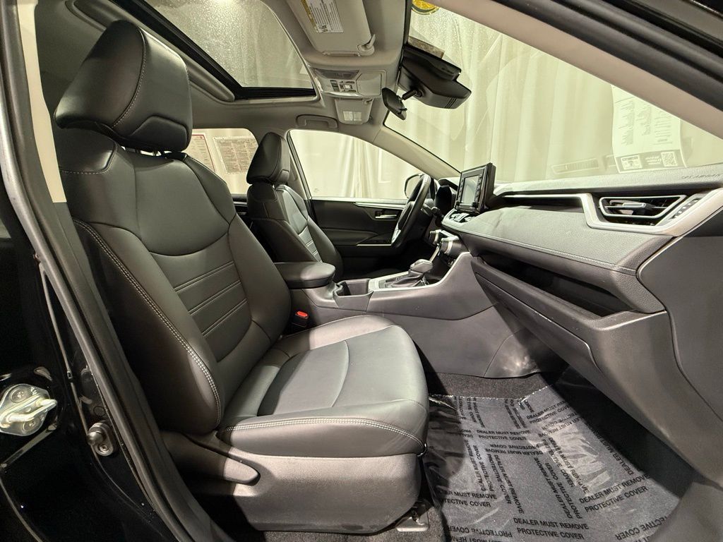 Thumbnail: 2022 Toyota RAV4 - 23