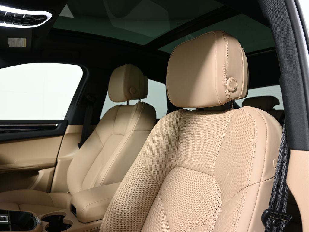 Thumbnail: 2026 Porsche Macan - 15