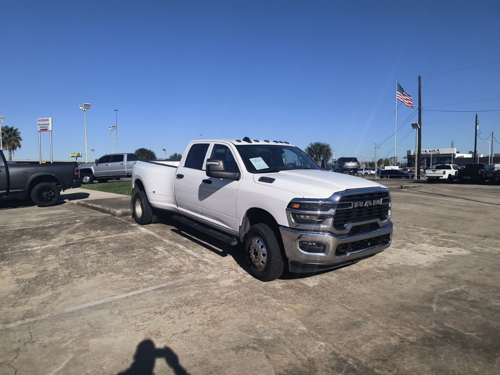 2025 RAM 3500 Tradesman Crew Cab LB DRW 4WD