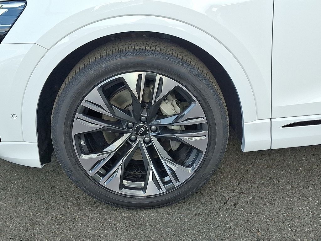 Thumbnail: 2026 Audi Q8 - 5