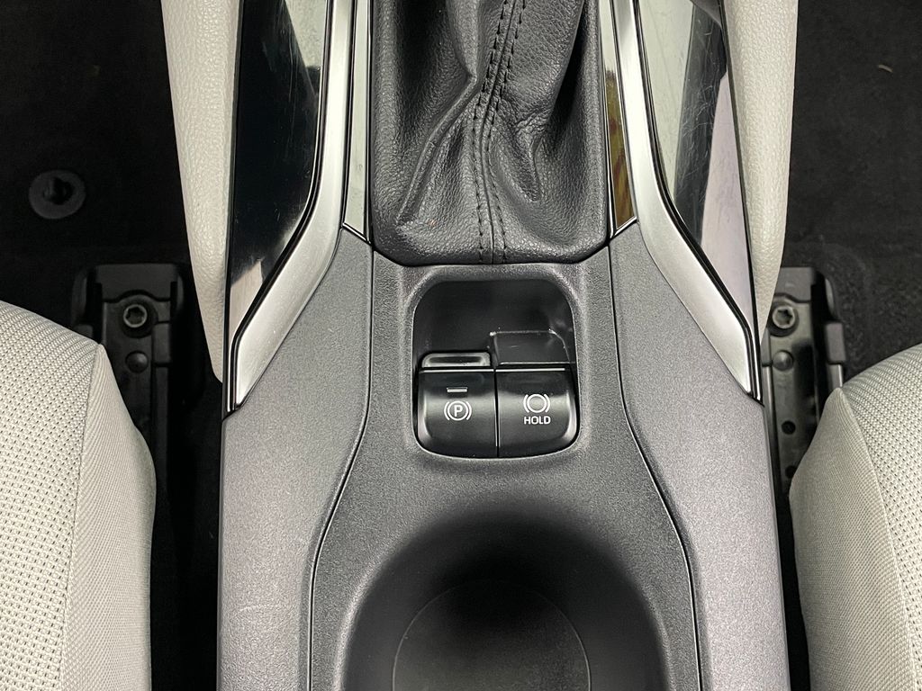 2022 Toyota Corolla Cross LE 31