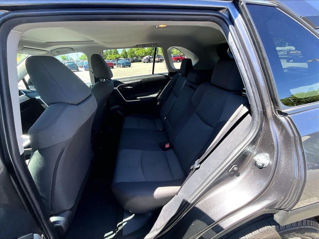 2021 Toyota RAV4 — photo 15
