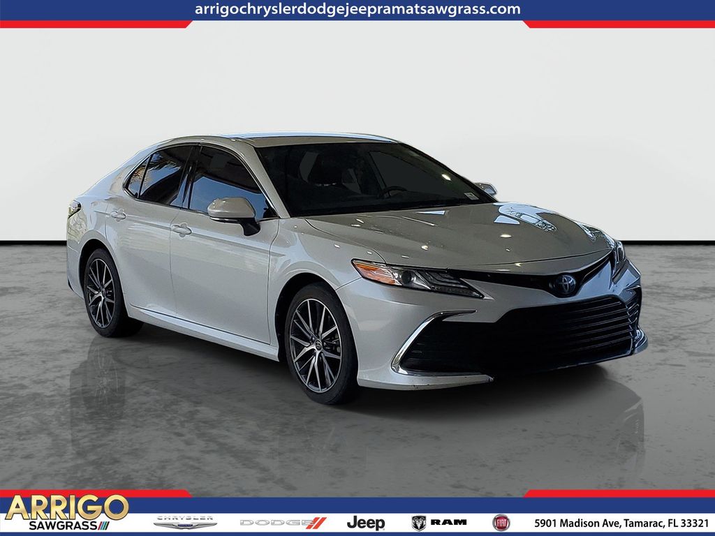 2022 Toyota Camry Hybrid XLE