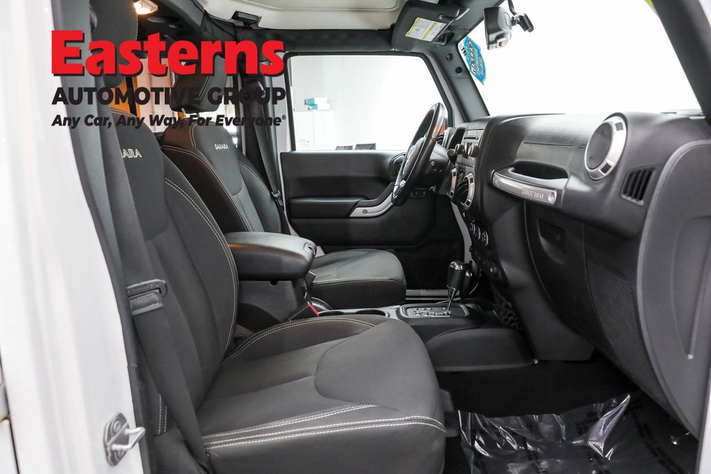 Used 2018 White Jeep Unlimited Sahara image 24