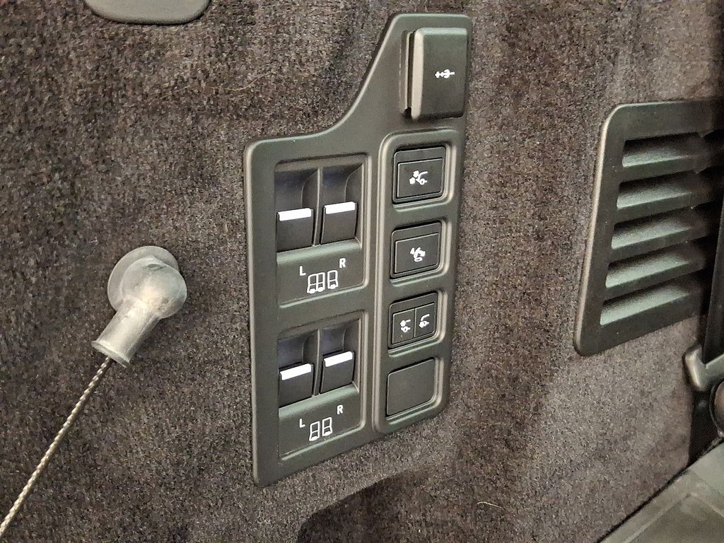 2024 Land Rover Discovery Dynamic SE 29