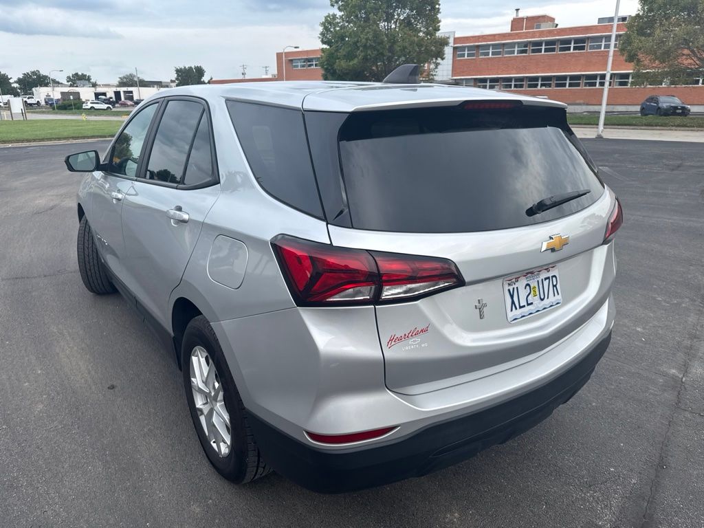 2022 Silver Ice Metallic Chevrolet Equinox LS FWD SUV