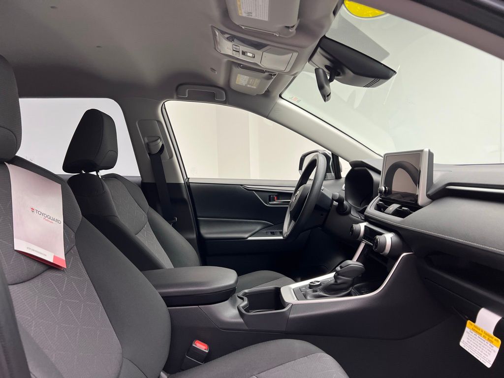 2025 Toyota RAV4 XLE 8