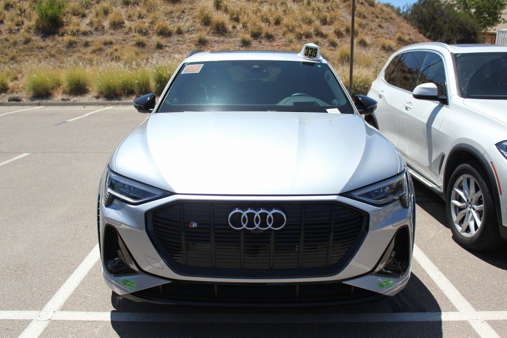 Thumbnail: 2023 Audi e-tron S - 2