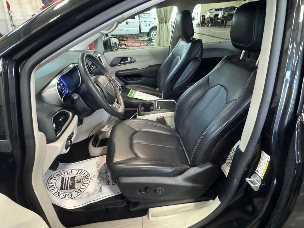 Used 2023 Chrysler Pacifica Van