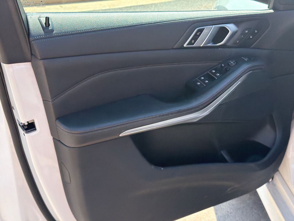 Used 2020 White BMW xDrive40i image 10