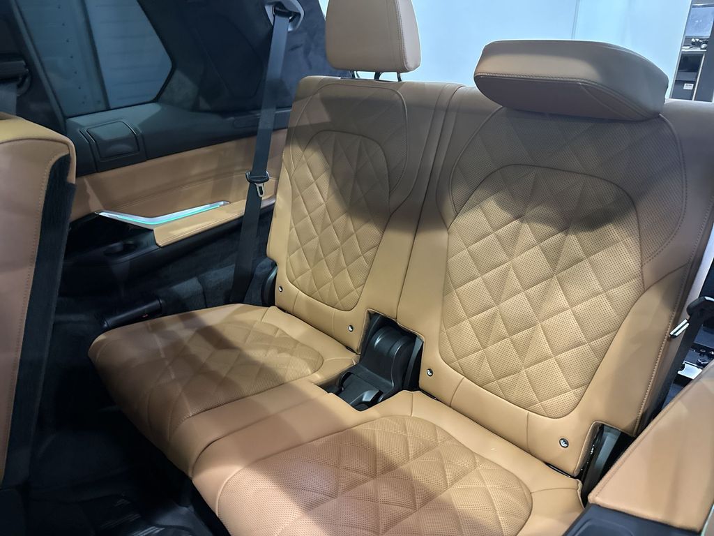 Thumbnail: 2027 BMW X7 - 16