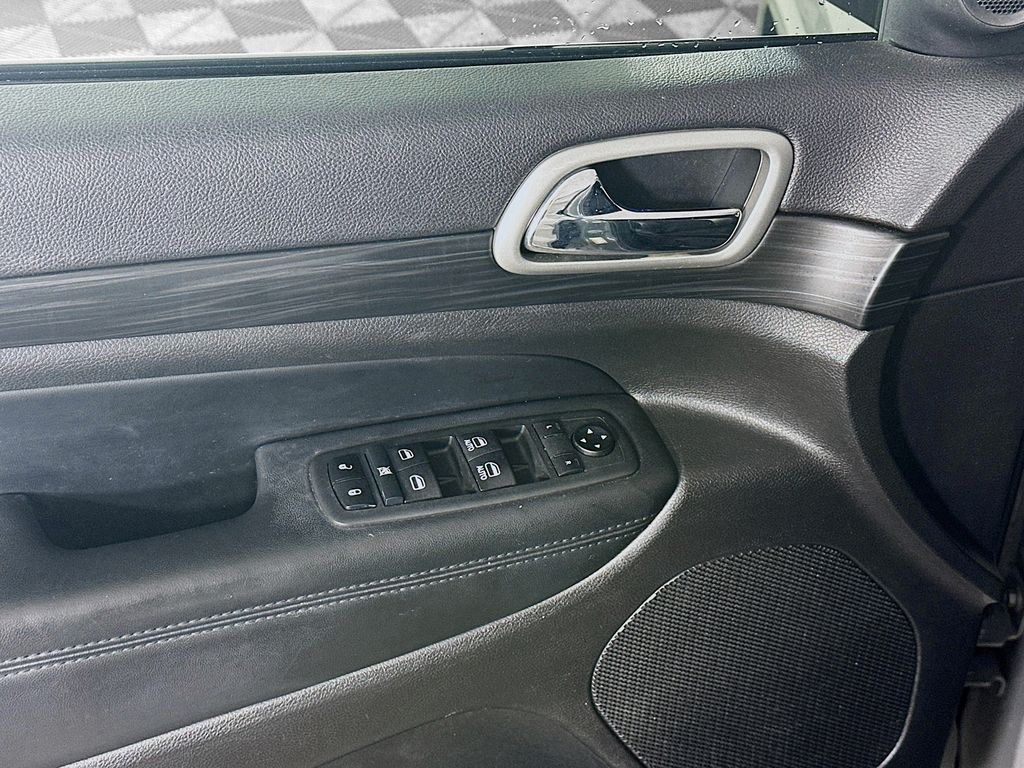 Used 2019 Gray Jeep Altitude image 25