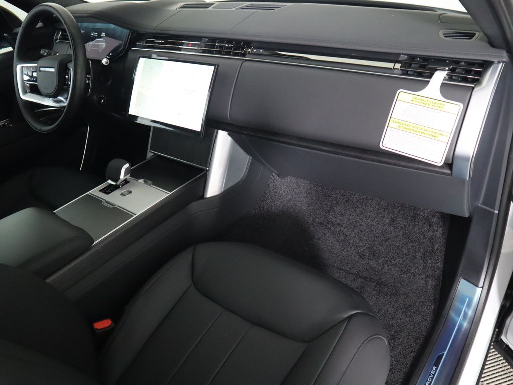 2025 Land Rover Range Rover SE 19