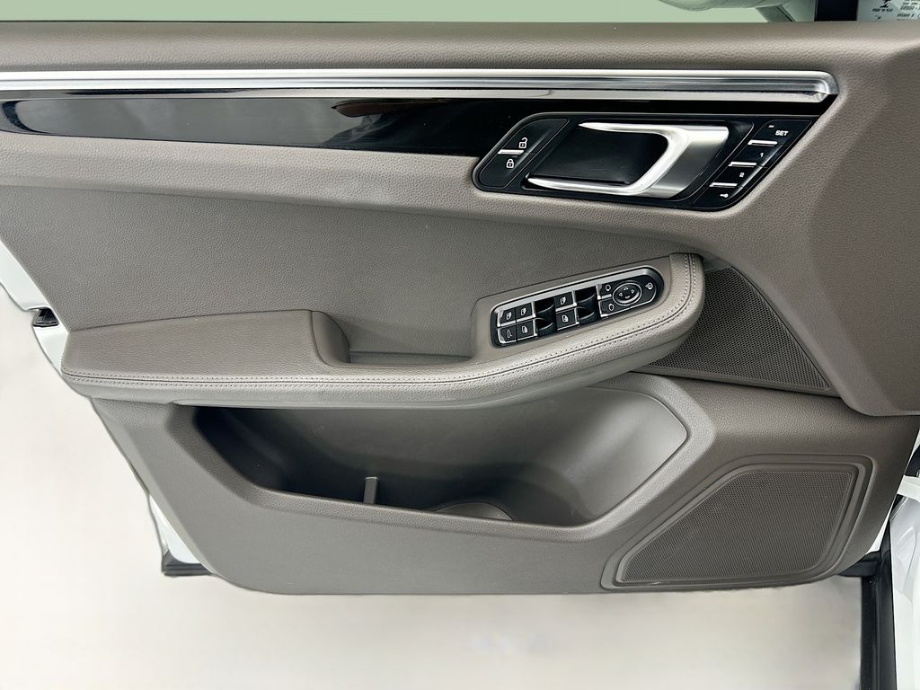 Thumbnail: 2023 Porsche Macan - 24