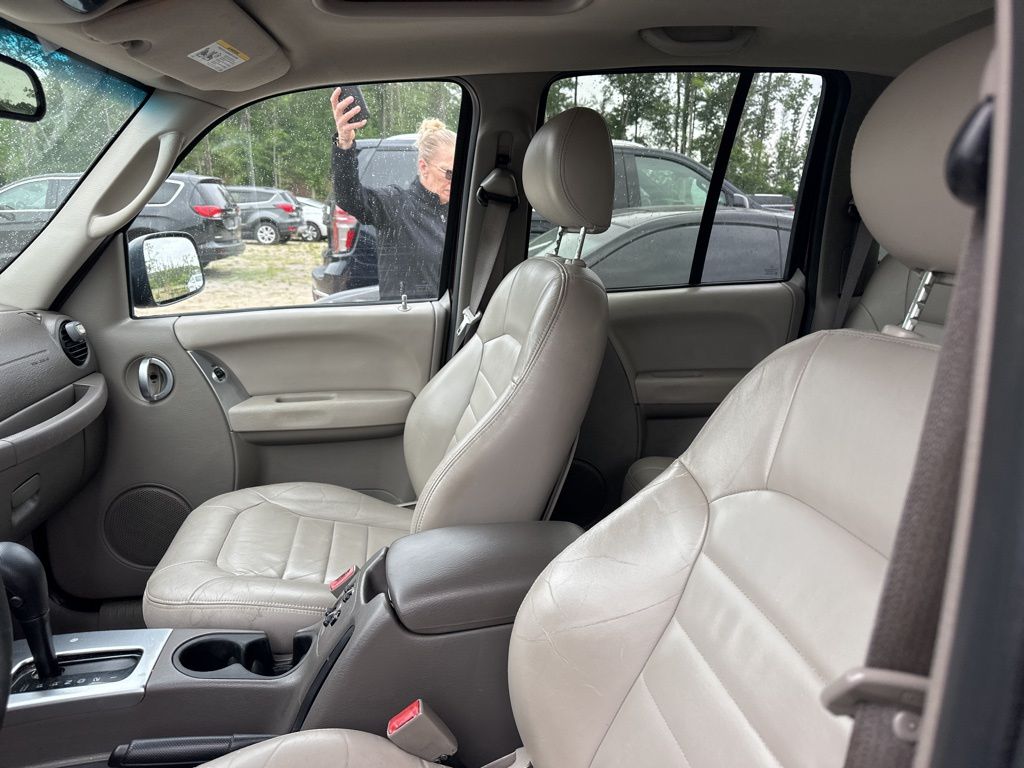 2004 Deep Molten Red Pearlcoat Jeep Liberty Limited RWD SUV